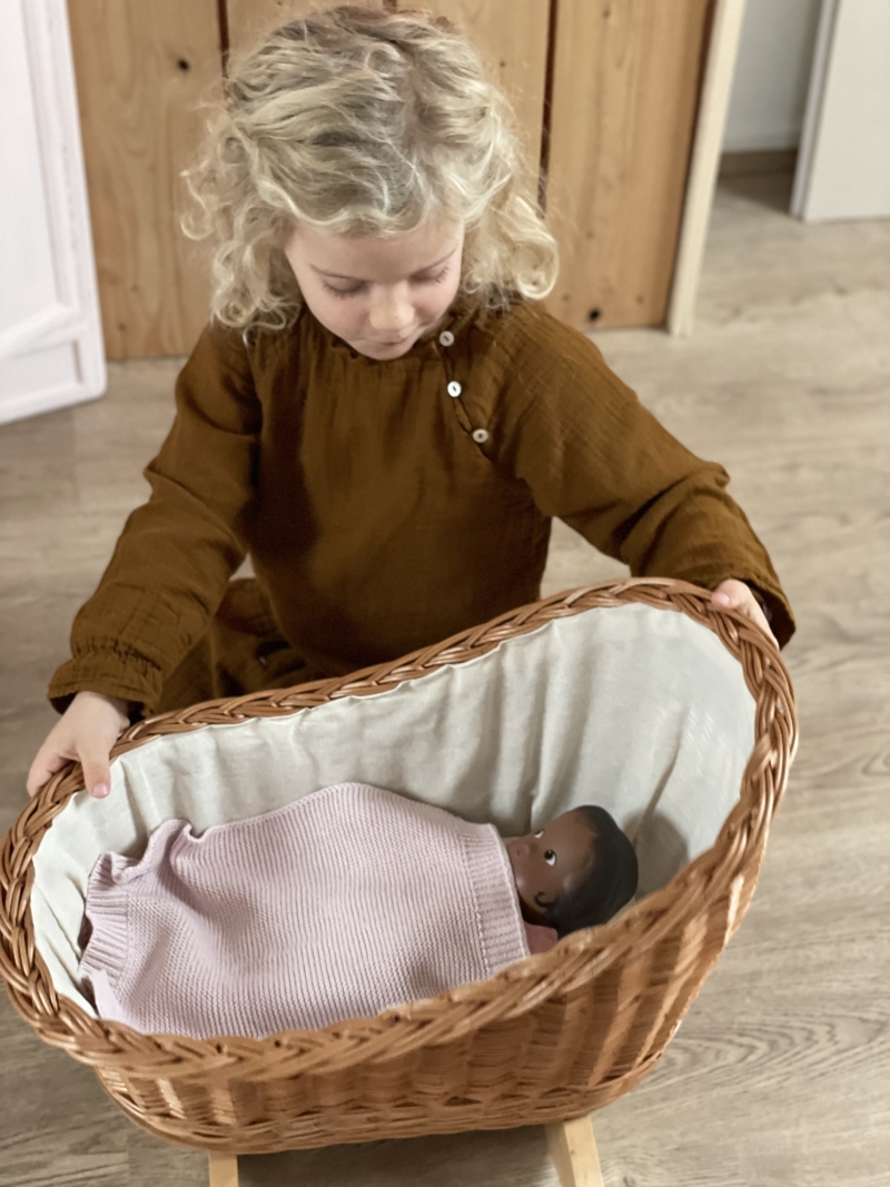 Landau en osier pour poupée avec couverture tricot - Egmont Toys